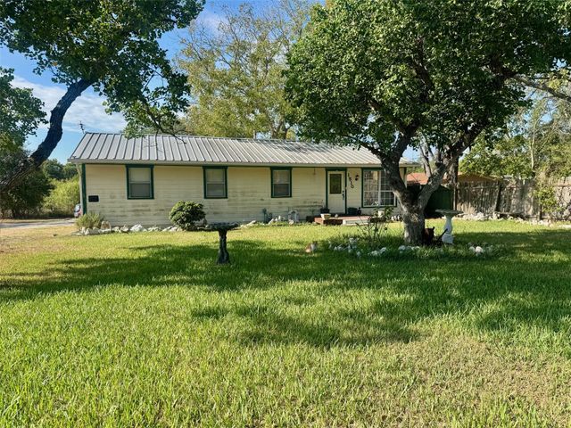 1510 E Fannin ST, Luling, TX 78648