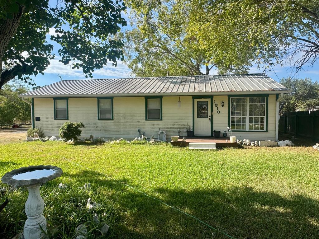 1510 E Fannin ST, Luling, TX 78648