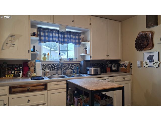 3801 DOVE Ln, Eugene, OR 97402
