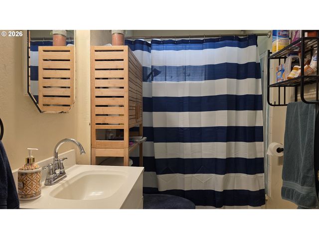 3801 DOVE Ln, Eugene, OR 97402