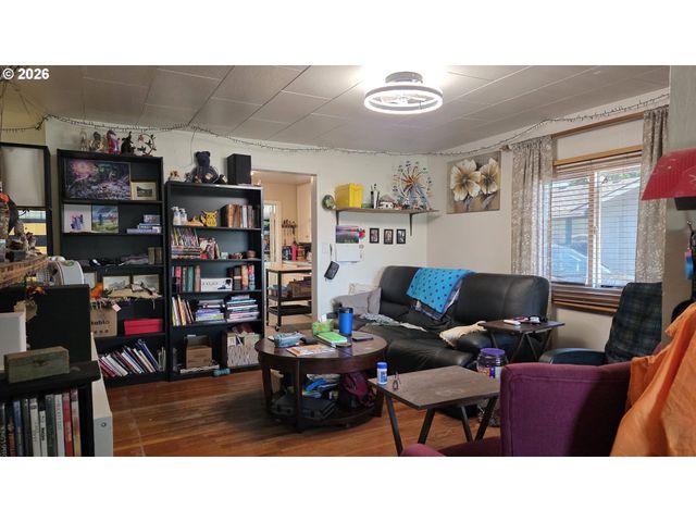 3801 DOVE Ln, Eugene, OR 97402
