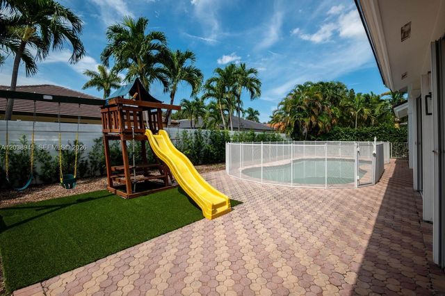 8325 NW 161st Ter, Miami Lakes, FL 33016