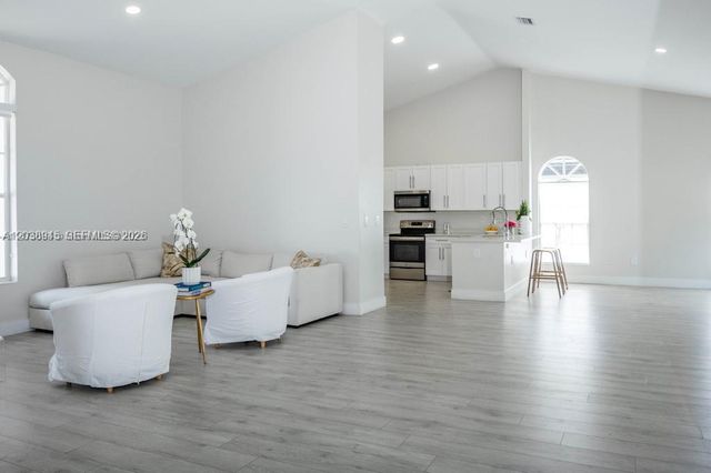 8325 NW 161st Ter, Miami Lakes, FL 33016