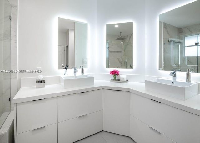 8325 NW 161st Ter, Miami Lakes, FL 33016