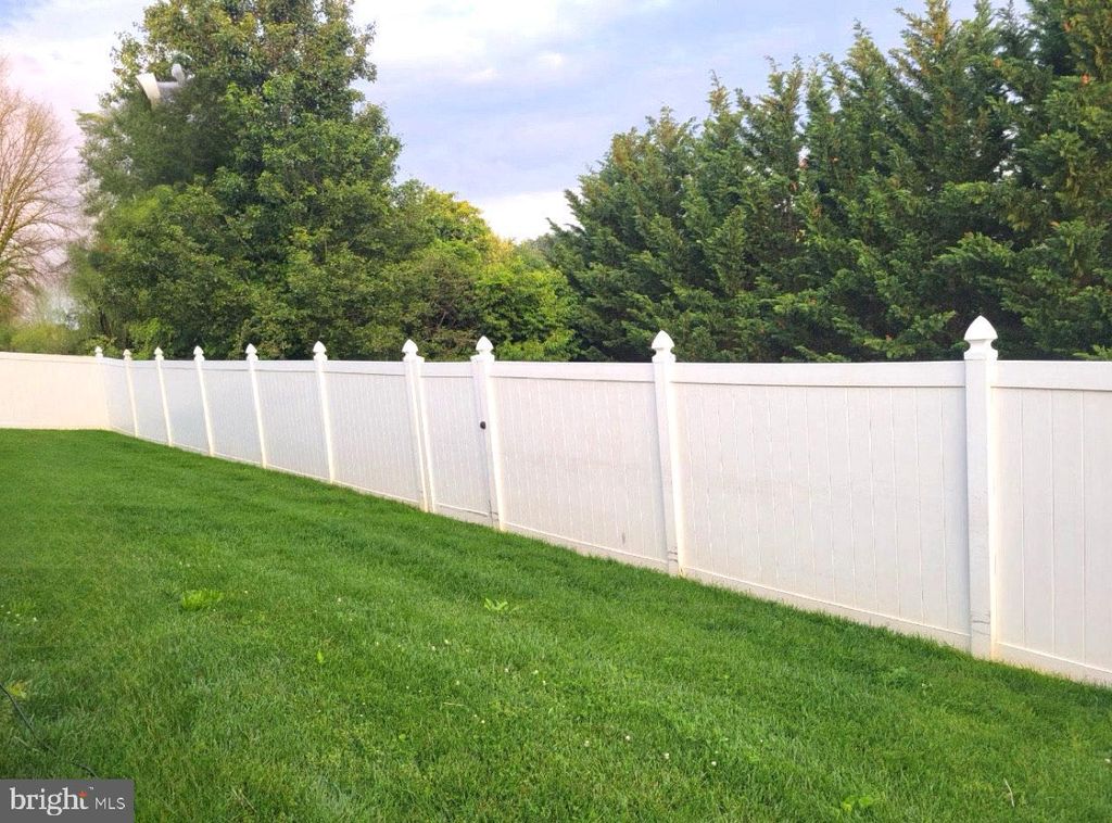 24 LOUVAIN DR, Hanover, PA 17331