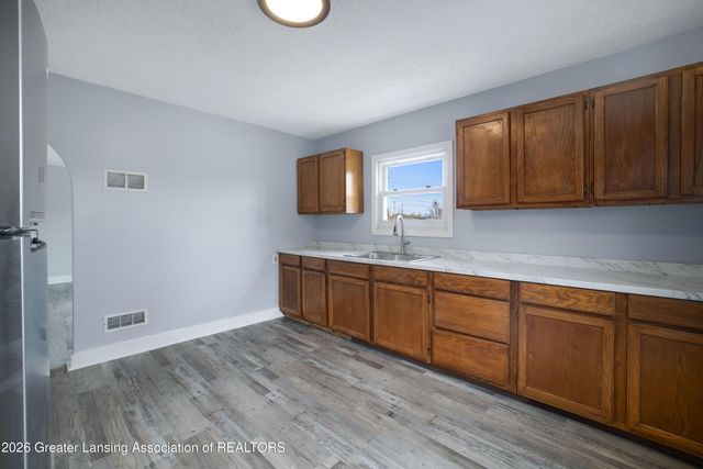 2718 E Grand River Avenue, Lansing, MI 48912