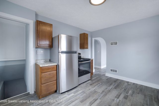 2718 E Grand River Avenue, Lansing, MI 48912