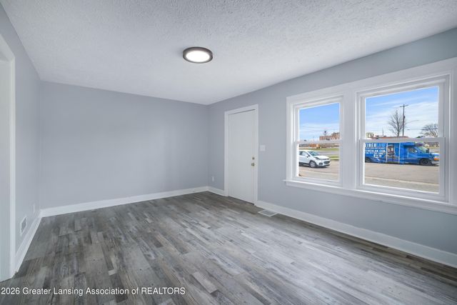 2718 E Grand River Avenue, Lansing, MI 48912