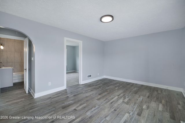 2718 E Grand River Avenue, Lansing, MI 48912