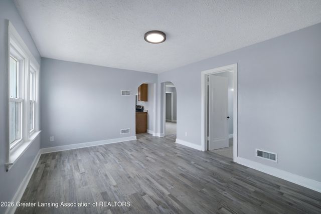 2718 E Grand River Avenue, Lansing, MI 48912