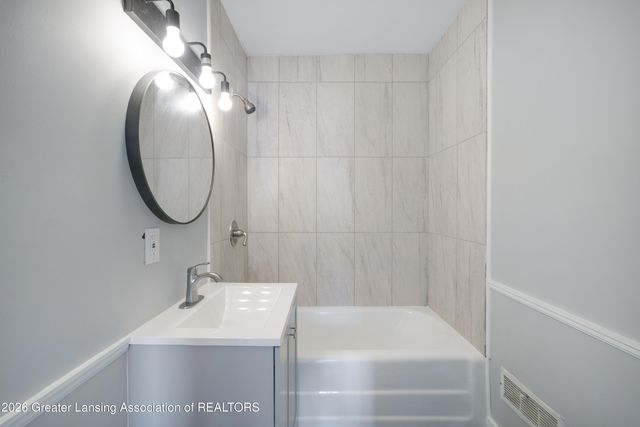 2718 E Grand River Avenue, Lansing, MI 48912