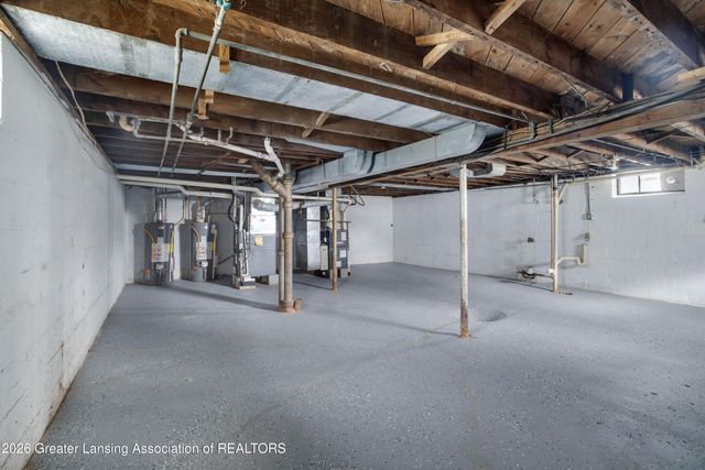 2718 E Grand River Avenue, Lansing, MI 48912