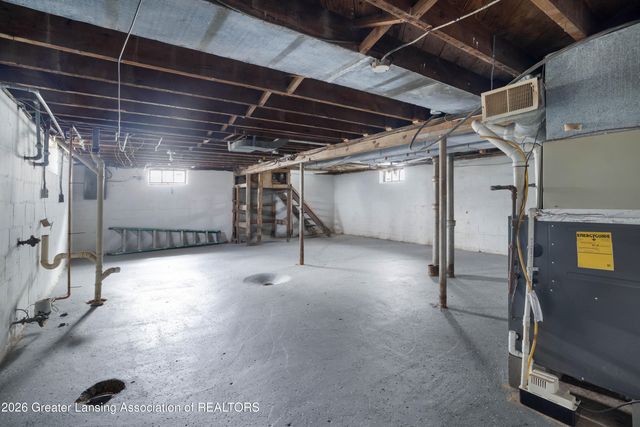 2718 E Grand River Avenue, Lansing, MI 48912