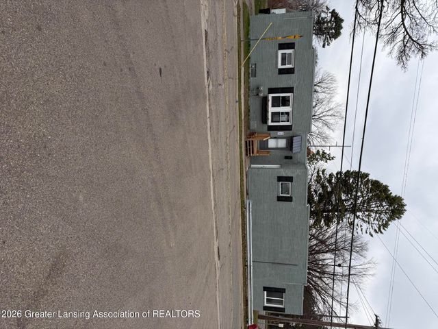 2718 E Grand River Avenue, Lansing, MI 48912