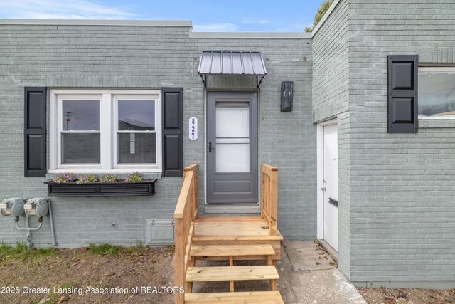 2718 E Grand River Avenue, Lansing, MI 48912