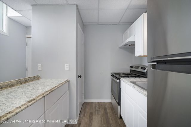 2718 E Grand River Avenue, Lansing, MI 48912