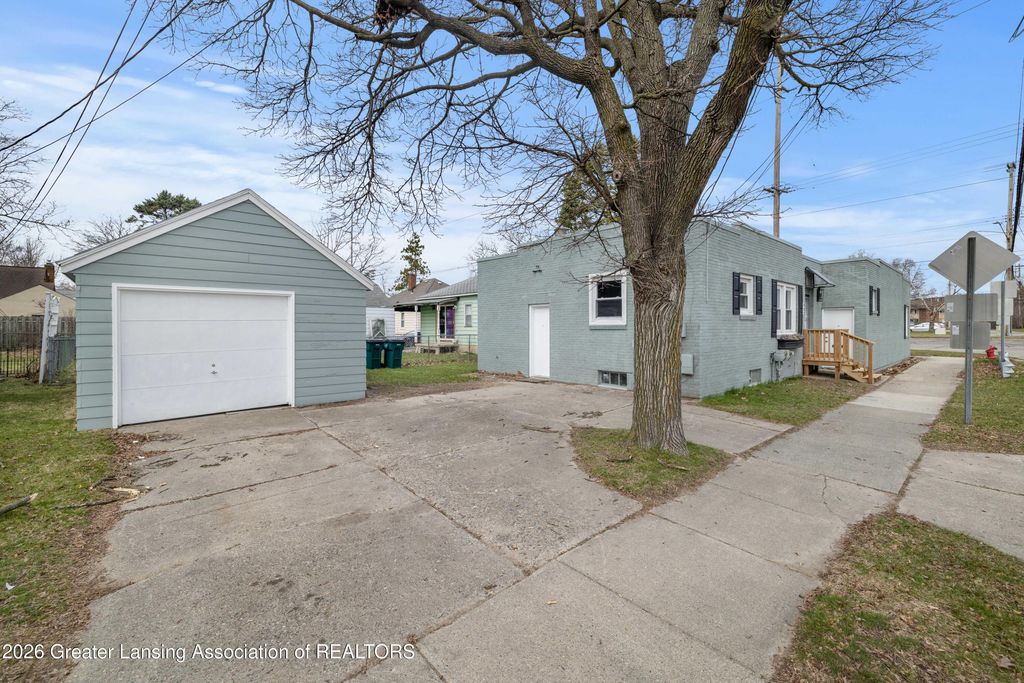 2718 E Grand River Avenue, Lansing, MI 48912