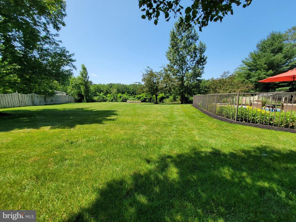 21 AVALON RD, Pennington, NJ 08534