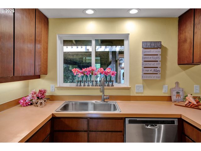 5080 SARATOGA St, Eugene, OR 97405
