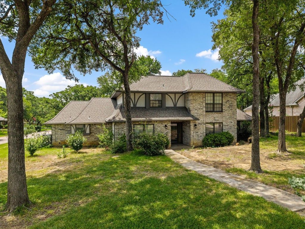 8724 Racquet Club Drive, Fort Worth, TX 76120