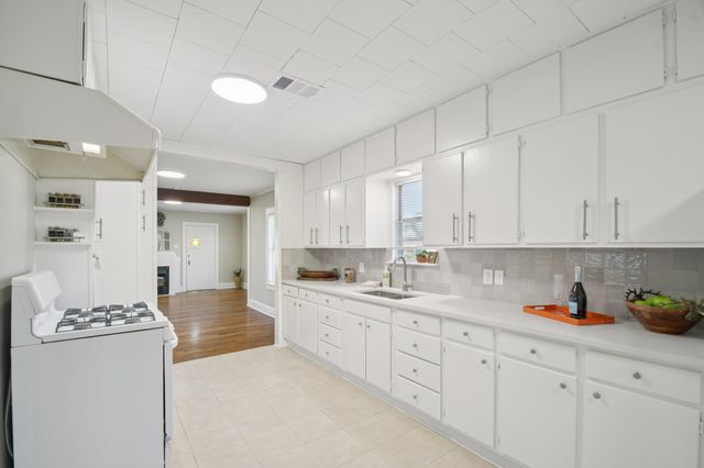 209 E 8th ST, Elgin, TX 78621