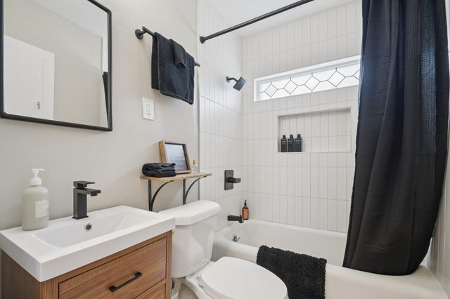 209 E 8th ST, Elgin, TX 78621