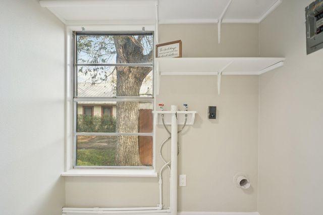 209 E 8th ST, Elgin, TX 78621