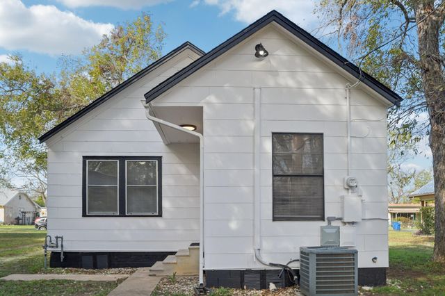 209 E 8th ST, Elgin, TX 78621