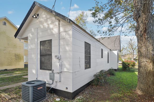 209 E 8th ST, Elgin, TX 78621