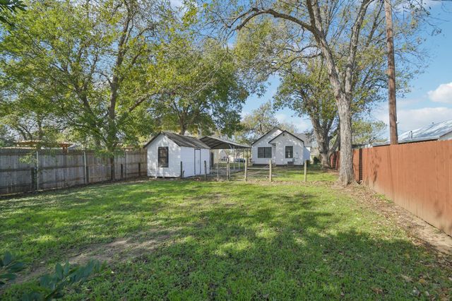 209 E 8th ST, Elgin, TX 78621