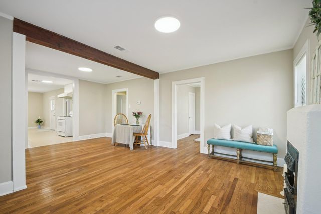 209 E 8th ST, Elgin, TX 78621