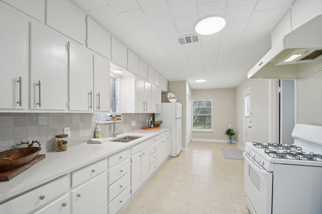 209 E 8th ST, Elgin, TX 78621