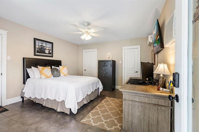 982 West 42nd Street, Houston, TX 77018