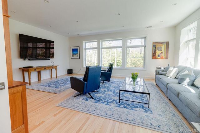 8 Waterview Lane, Setauket, NY 11733