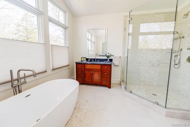 8 Waterview Lane, Setauket, NY 11733