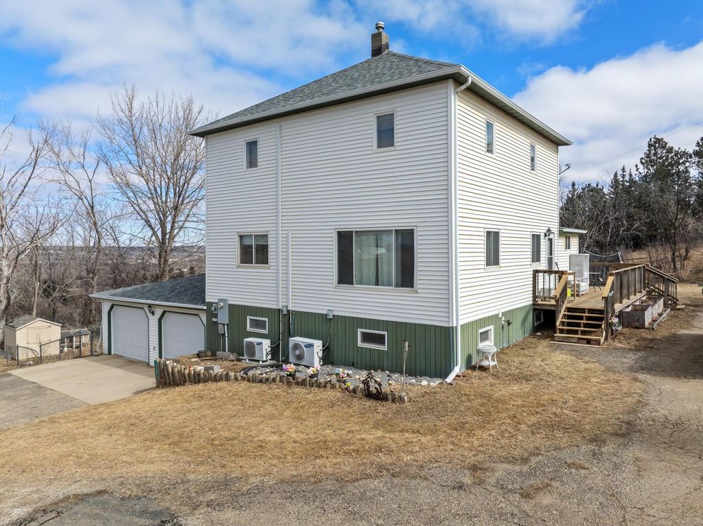 1745 33rd Street SW, Minot, ND 58701
