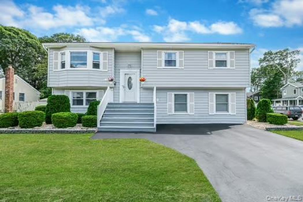 12 Parr Drive, Ronkonkoma, NY 11779