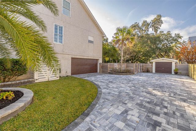 242 McIntosh Ave, St Simons Island, GA 31522