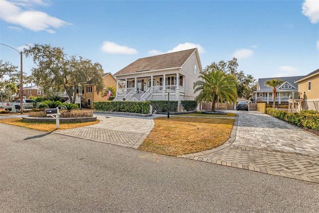 242 McIntosh Ave, St Simons Island, GA 31522