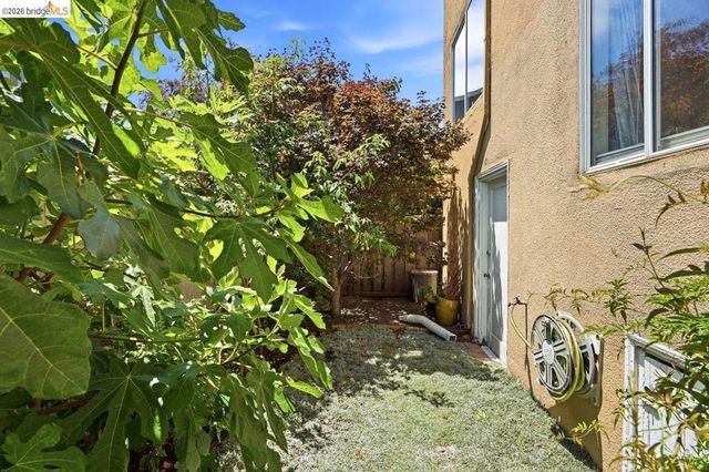 1045 Stanford Ave 2, Oakland, CA 94608