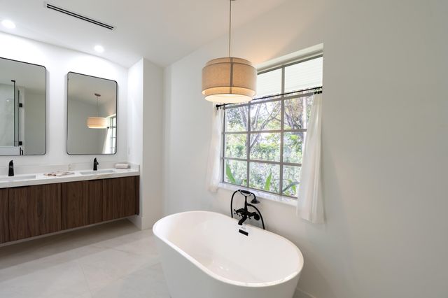 2330 Lake Avenue, West Palm Beach, FL 33401