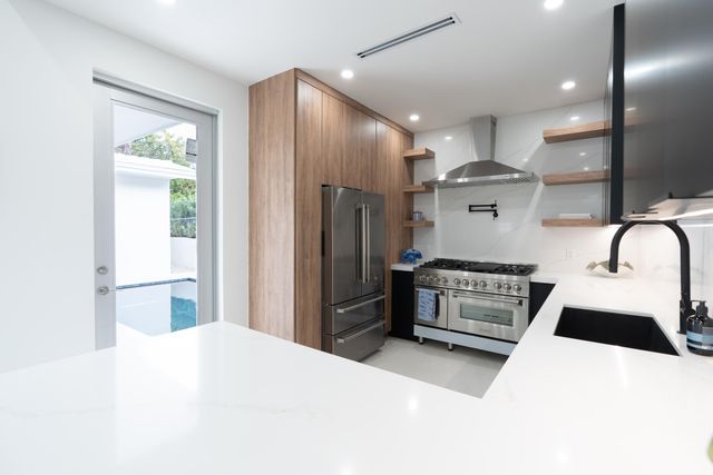 2330 Lake Avenue, West Palm Beach, FL 33401