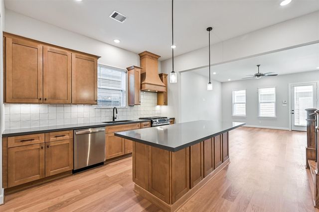 2519 S Houston Avenue, Pearland, TX 77581