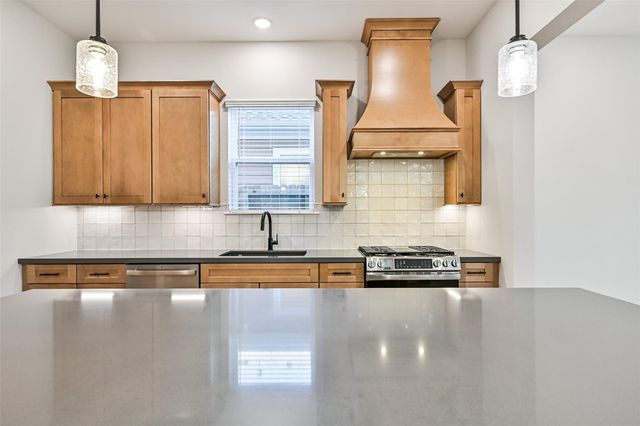 2519 S Houston Avenue, Pearland, TX 77581