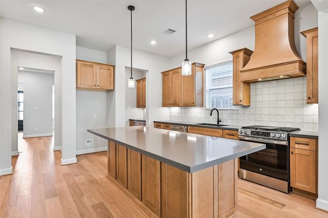 2519 S Houston Avenue, Pearland, TX 77581