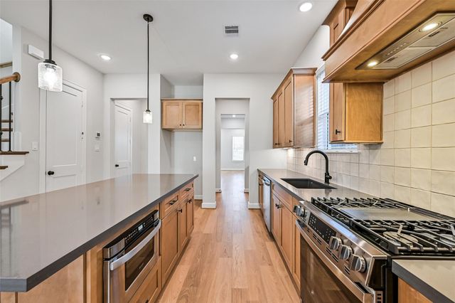 2519 S Houston Avenue, Pearland, TX 77581