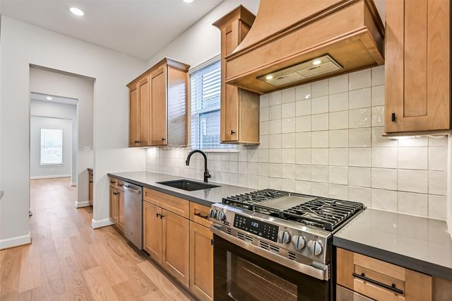 2519 S Houston Avenue, Pearland, TX 77581