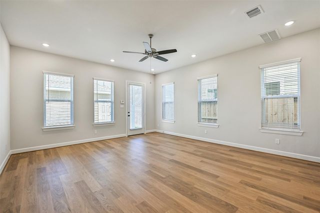 2519 S Houston Avenue, Pearland, TX 77581