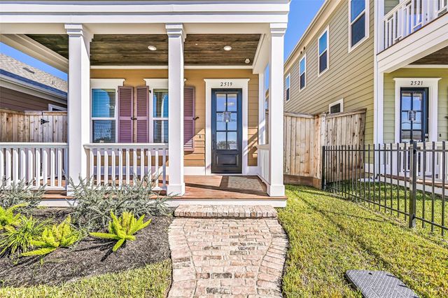2519 S Houston Avenue, Pearland, TX 77581