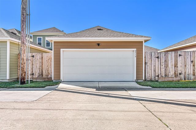 2519 S Houston Avenue, Pearland, TX 77581